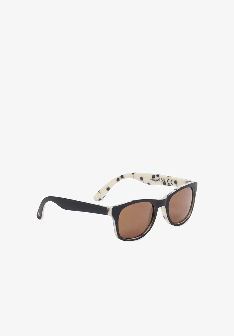 Okulary przeciwsłoneczne z wzorzystą białą i czarną oprawką, ciemnymi soczewkami oraz matowym czarnym wykończeniem na ramionach, z nadrukami palm na wewnętrznej stronie.