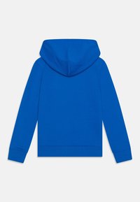 Sudadera con capucha azul de textura suave y lisa. Cuenta con mangas largas y una capucha redondeada. Sin logotipos ni patrones visibles.