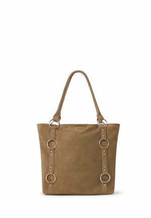 Bolso tote de ante marrón con doble asa de hombro con anillos metálicos plateados y detalles de tachuelas sobre un fondo blanco.
