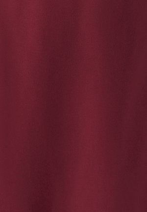 Bordeaux fluweel stof met een gladde textuur en subtiele glans, met een effen kleur zonder patronen of accenten.