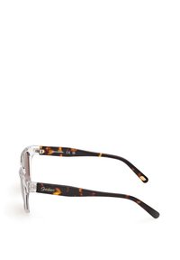 Silmät, joissa on kilpikonnakuosiset ja kirkkaat muovikehykset, suorakulmaisen muotoiset, metallikoristeet ja logo varressa.