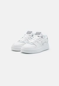 Hvite lær sneakers med perforert tå, blå detaljer, matchende snøringer og en grå logo på tungen og sidepanelet.