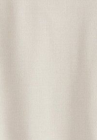 Tejido de color beige claro con una fina textura. Superficie suave y ligeramente brillante. El material parece resistente y versátil para diversos usos.