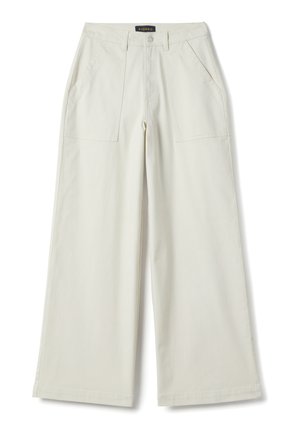 Pantalones ancho de color blanco hueso con bolsillos parche delanteros, trabillas para el cinturón, cierre con botones y una etiqueta de marca visible en la pretina.