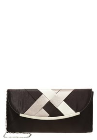 Černé a stříbrné saténové psaníčko se vzorem tkaní, s hladkým povrchem a lesklým stříbrným akcentem na přední straně. Součástí je řetízkové ramínko.