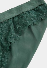 Groene onderbroek met kant en een glad, textuurpatroon. De tailleband is geribbeld en het kant heeft bloemmotieven.