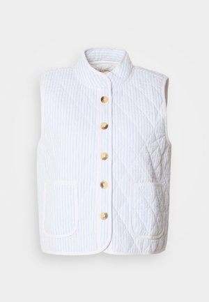 Gilet matelassé blanc avec des rayures bleu clair. Présente un col montant, six boutons dorés et deux poches avant. Texture douce.