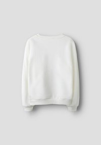 Sudadera blanca de manga larga, con puños y dobladillo acanalados. Tela suave, cuello redondo, diseño minimalista, sin patrones ni acentos visibles.
