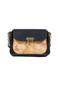 Sac à épaule en cuir noir avec un imprimé de carte antique sur la poche avant et des détails de fermoir et de chaîne en ton or.