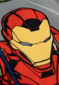 Fleece rosso e giallo con un design di Iron Man, che mostra dettagliate caratteristiche del viso, contorni neri e una cerniera blu sul lato.