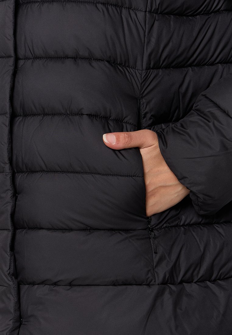 Cappotto imbottito nero con un design trapuntato testurizzato. Include una tasca laterale con apertura. Tessuto liscio con chiusura a zip completa.