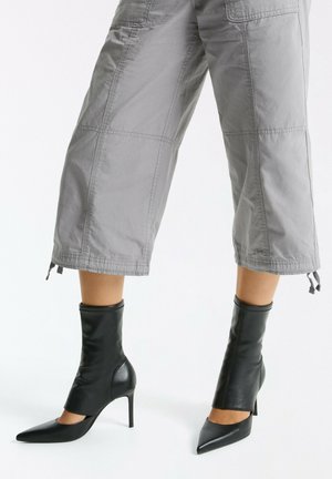 Bershka, CUT-OUT HIGH-HEEL - SHOES - Bottines à talons hauts - black