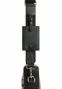 Borsa in pelle nera con finitura testurizzata, dotata di tracolla removibile, portacarte e accessori in oro lucido. Design angolare e forma elegante.