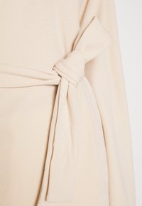 IN THE STYLE JAC JOSSA OFF SHOULDER TIE WAIST LONG SLEEVE - Camisola de manga comprida - stone