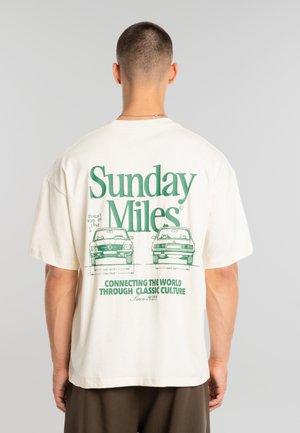 SUNDAY MILES - T-shirts med print - off white