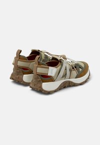 Sneakers z cholewką wykonaną z różnych materiałów w stonowanych kolorach, z teksturowaną gumową podeszwą, elastycznymi paskami i wyściełanym zapiętkiem dla wygody.
