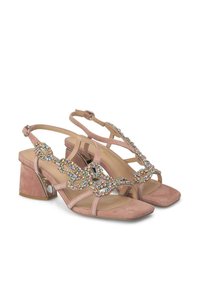 Sandali con tacco in suede rosa, con punta quadrata, caratterizzati da una catena decorativa di strass multicolori e un tacco a blocco con un accento metallico.