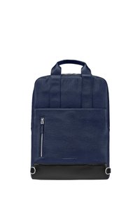 Zaino in pelle blu navale con finitura testurizzata, dotato di una tasca frontale con zip e una base nera a contrasto con accessori in metallo.