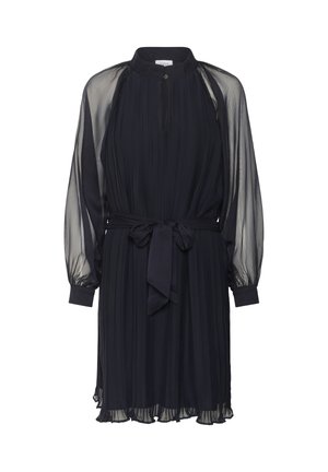 Abito nero plissettato con maniche lunghe trasparenti, colletto alto e cintura coordinata, lunghezza al ginocchio con chiusura a bottone sul collo.