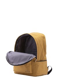 Sac à dos jaune avec un grand compartiment ouvert, doublure intérieure grise, texture lisse et poche avant avec fermeture éclair.