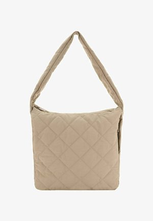 Sac à épaule beige matelassé avec une large sangle unique. Texture douce, forme carrée et motif de coutures diagonales sur le devant.