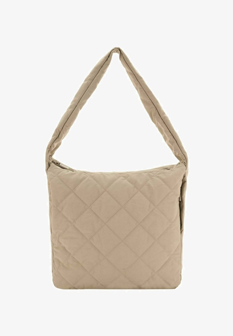 Sac à épaule beige matelassé avec une large sangle unique. Texture douce, forme carrée et motif de coutures diagonales sur le devant.