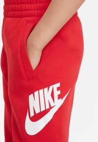 Nike Sportswear CLUB UNISEX - Treniņtērpa apakšdaļas - university red/(white)
