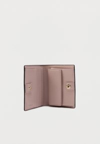 Kompaktowy portfel wykonany z gładkiej, jasnoróżowej skóry. Posiada wiele slotów na karty, centralną kieszeń oraz złote zapięcie na napę. Czarne krawędzie.