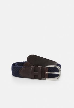 Cintura tessuta blu navy con dettagli in pelle marrone scuro. Presenta una fibbia in metallo argentato e un motivo esagonale sulla parte in tessuto.