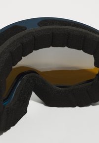 Lunettes de ski avec une monture en mousse noire, un design courbé et un verre ambre. L'intérieur est équipé d'un rembourrage texturé pour un confort optimal et un ajustement parfait.
