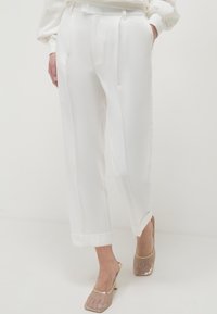Unselected, bianco lana