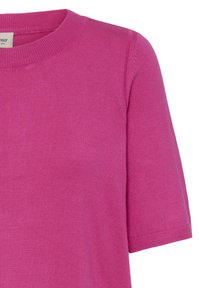 Fukszia kötött póló kerek nyakkivágással és rövid ujjakkal, gallérján és mandzsettáin bordázott részletekkel. Simább, puha tapintású anyag.