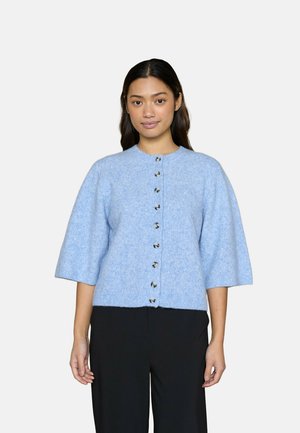 Lyseblå, blød strikket cardigan med korte ærmer og sølvknapper ned foran. Har rund halsudskæring og kort længde.