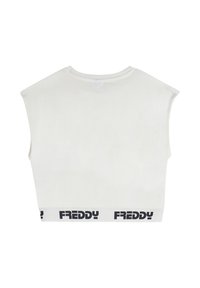 Top bianco smanicato cropped con scollatura rotonda e logo nero "FREDDY" sull'orlo. Tessuto liscio, design semplice con dettagli minimi.