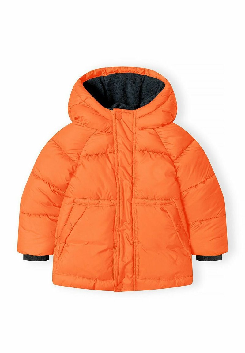 Giacca a vento arancione con cappuccio, dotata di zip frontale, due tasche anteriori e polsini elasticizzati. La texture trapuntata aggiunge dimensione.