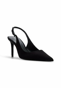 Zapato de tacón destalonado de ante negro con punta afilada y tacón de aguja, que presenta un diseño elegante y una correa para el tobillo ajustable.