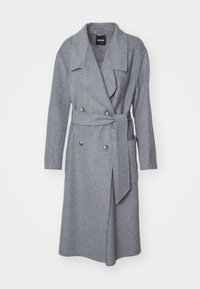 Palton dintr-un amestec de lână de culoare gri, cu guler cu colțuri, nasturi dublu-încheiati, talie cu legare și buzunare laterale. Textură moale, design până la genunchi.