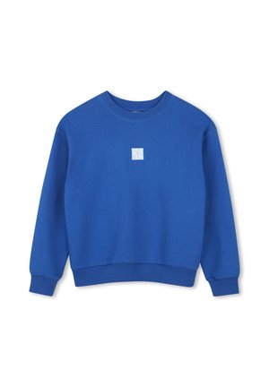 Blauwe sweater met ronde hals, lange mouwen en een klein wit vierkant logo in het midden van de borst.