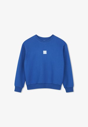 Niebieska bluza z okrągłym dekoltem i długimi rękawami, z małym białym kwadratowym logo umieszczonym na środku klatki piersiowej.
