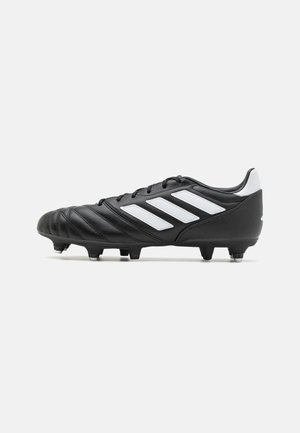 Botas de fútbol negras con parte superior de material sintético, rayas texturizadas y acentos de logo blancos. Presenta tacos moldeados para tracción en superficies de césped.