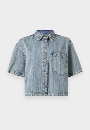 Kurzärmeliges blaues Denim-Hemd mit Knöpfen, vertikalen Streifen und einer einzelnen Brusttasche vor weißem Hintergrund.