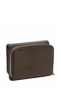 Brązowy portfel ze skóry o gładkiej fakturze, zamykany na zamek błyskawiczny, z srebrnymi elementami metalowymi. Kompaktowy, prostokątny kształt z zaokrąglonymi krawędziami.