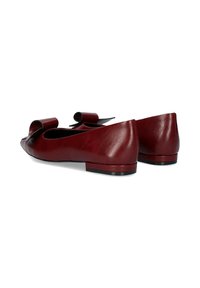 Ballerine in pelle bordeaux con punta rotonda, fiocchi laterali e tacco basso a blocco, caratterizzate da una texture liscia e una finitura lucida.