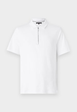 Balts īsām piedurknēm polo krekls, izgatavots no gludas auduma, ar stāvošu apkakli un rāvējslēdzēju priekšpusē, lai nodrošinātu ērtu uzvilkšanu.