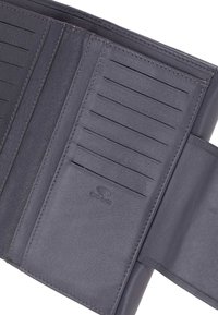 Graues Lederportemonnaie- Innenraum mit mehreren Kartenfächern, einer geräumigen Tasche und geprägt Logo-Detail. Glatte Textur und klare Linien.