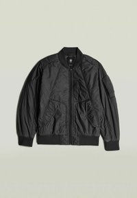 Giacca bomber nera in tessuto trapuntato. Presenta una cerniera frontale, polsini e orlo a coste, con due tasche frontali e una tasca sulla manica.