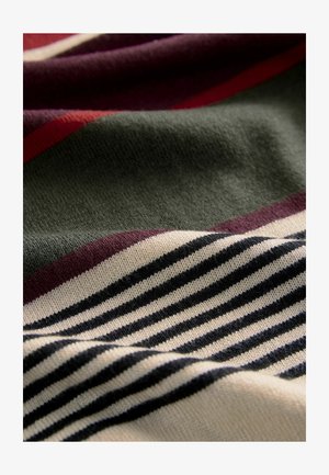 Pehme stof, millel on horisontaalsed triibud tume rohelise, burgundi ja kreemiga, ning mustad triibud, esitledes siledat tekstuuri ja kihilist disaini.