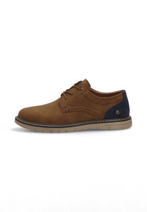 Zapato de cuero sintético marrón con acentos en azul marino, punta redonda, diseño con cordones, detalles cosidos y una suela de goma texturizada.