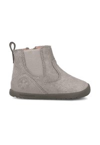 Stivaletti alla caviglia in suede grigio con pannelli laterali elasticizzati, punta rotonda e suola in gomma. Presentano un piccolo logo e una linguetta per un facile indosso.