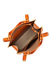 Sac en cuir orange avec double anses, fermeture zip, et doublure beige. Dispose de plusieurs compartiments et fermeture à pression à l'intérieur.